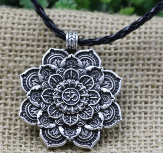 LANGHONG Tibet Spiritual Necklace Tibet Mandala Pendant Necklace Geometry Amulet Religious Jewelry